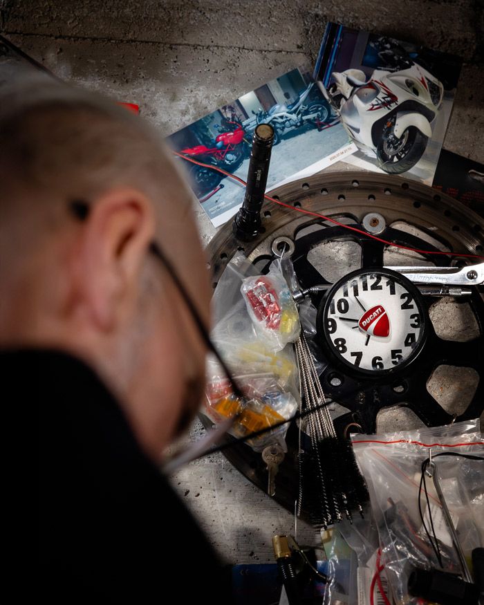 Ρολόι Ducati και φωτογραφίες αγώνων στο γκαράζ του Μαρίνου – GAS Rider Stories 4